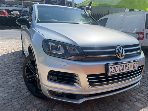 VW Touareg 2023 v8