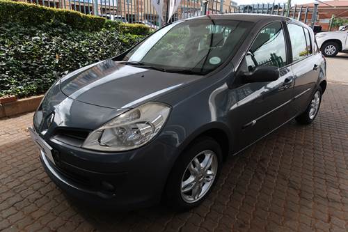 Renault Clio III 1.6 Dynamique 5 Door