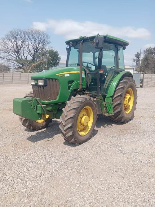 John Deere 5082E O/S MFWD (Agric)